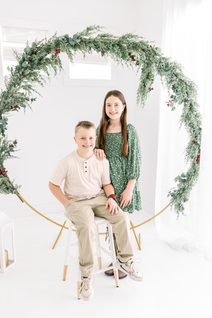 siblings pose for holiday card photo session